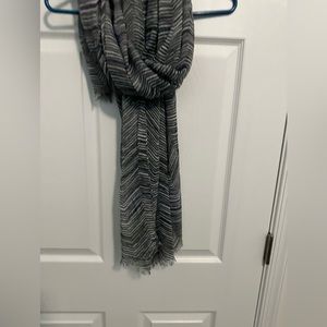 👜Black white animal print scarf by Thirty-one. NWOT